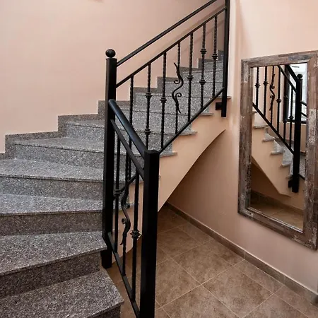 Lahana House In Majestic Complex